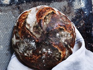 Opskrift på brød med surdej