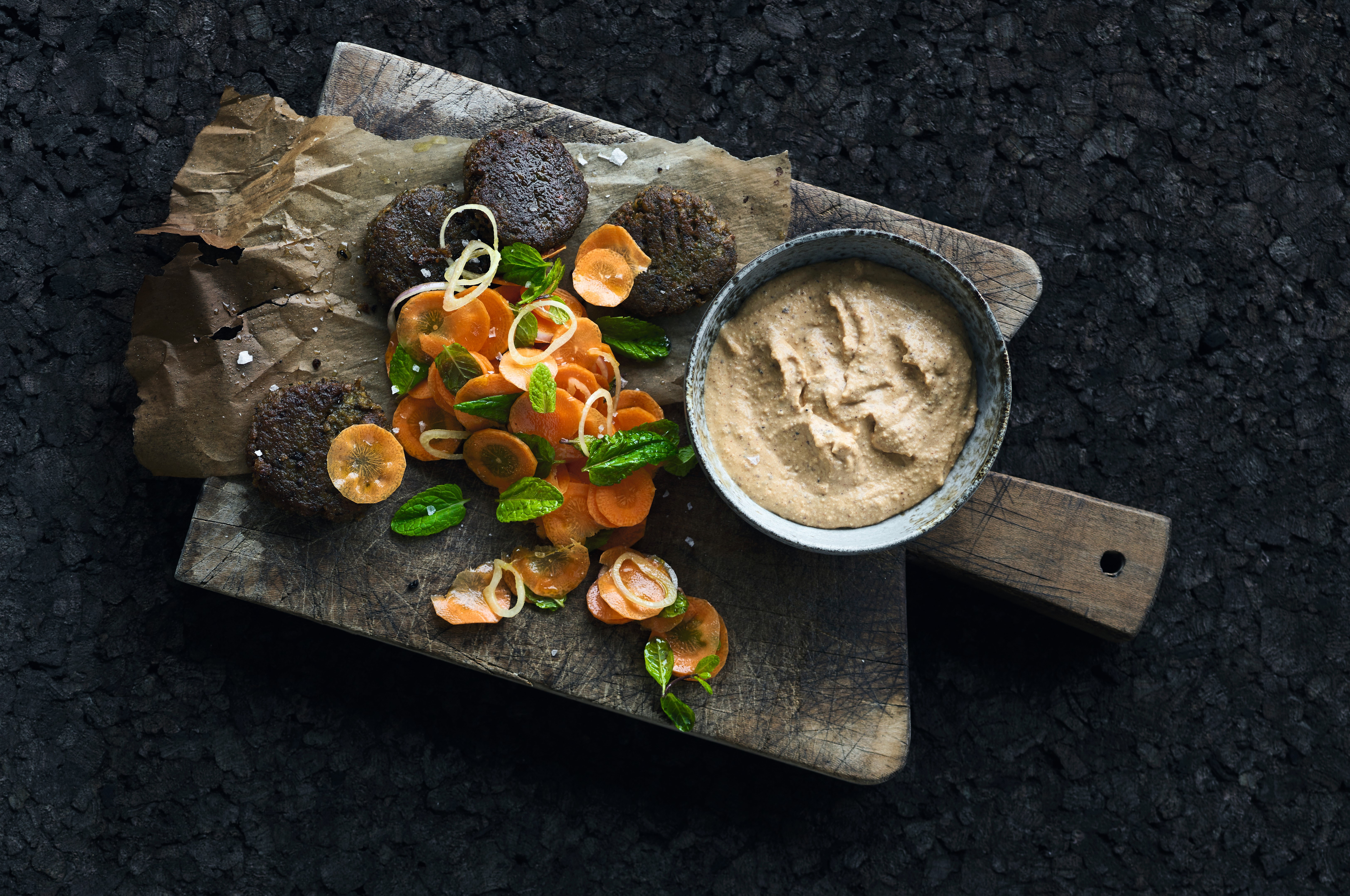 Opskrift på svampefrikadeller med flækærtehummus