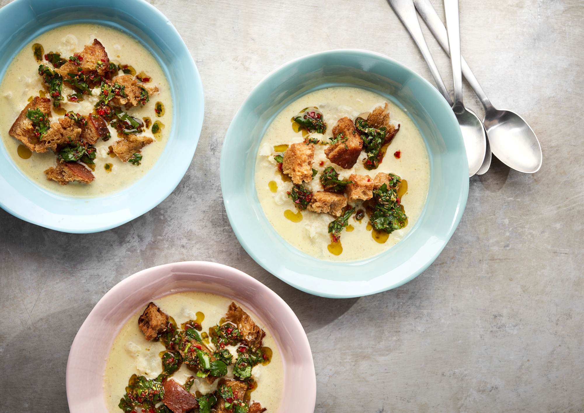 Opskrift på cremet blomkålssuppe med croutoner
