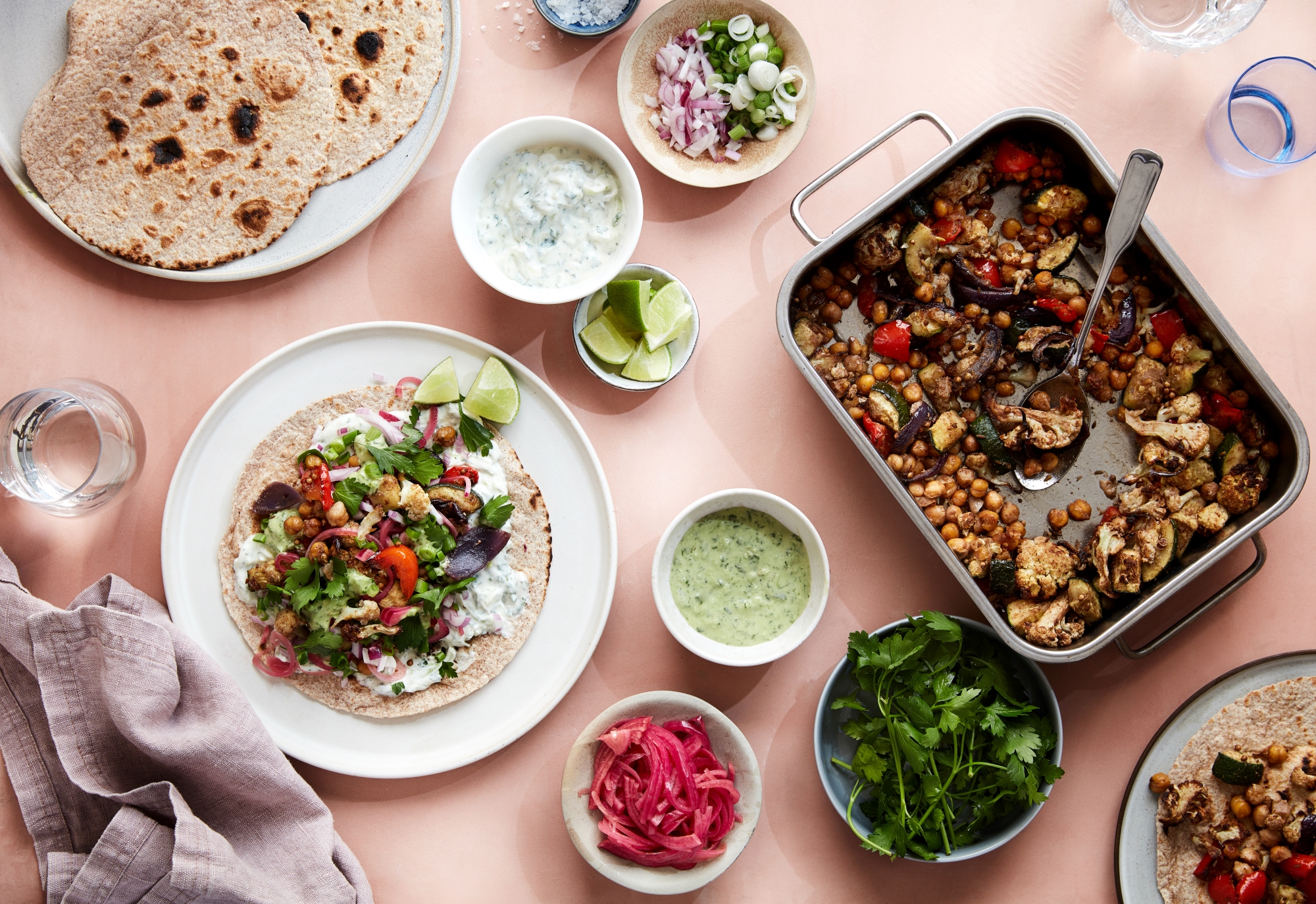 Opskrift på wraps med bagte grøntsager og kikærter 