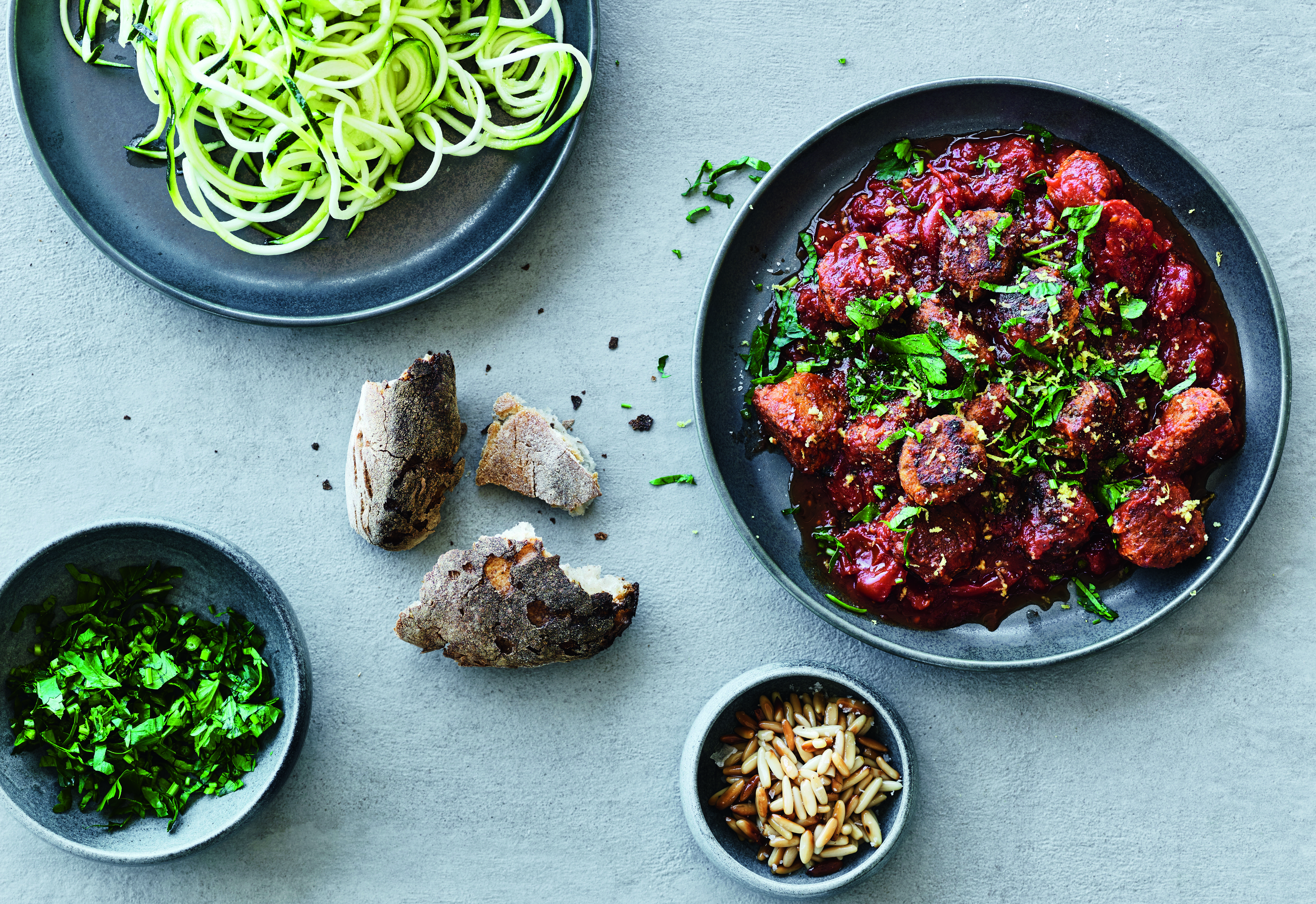 Opskrift på squashspaghetti med linseboller i tomatsauce