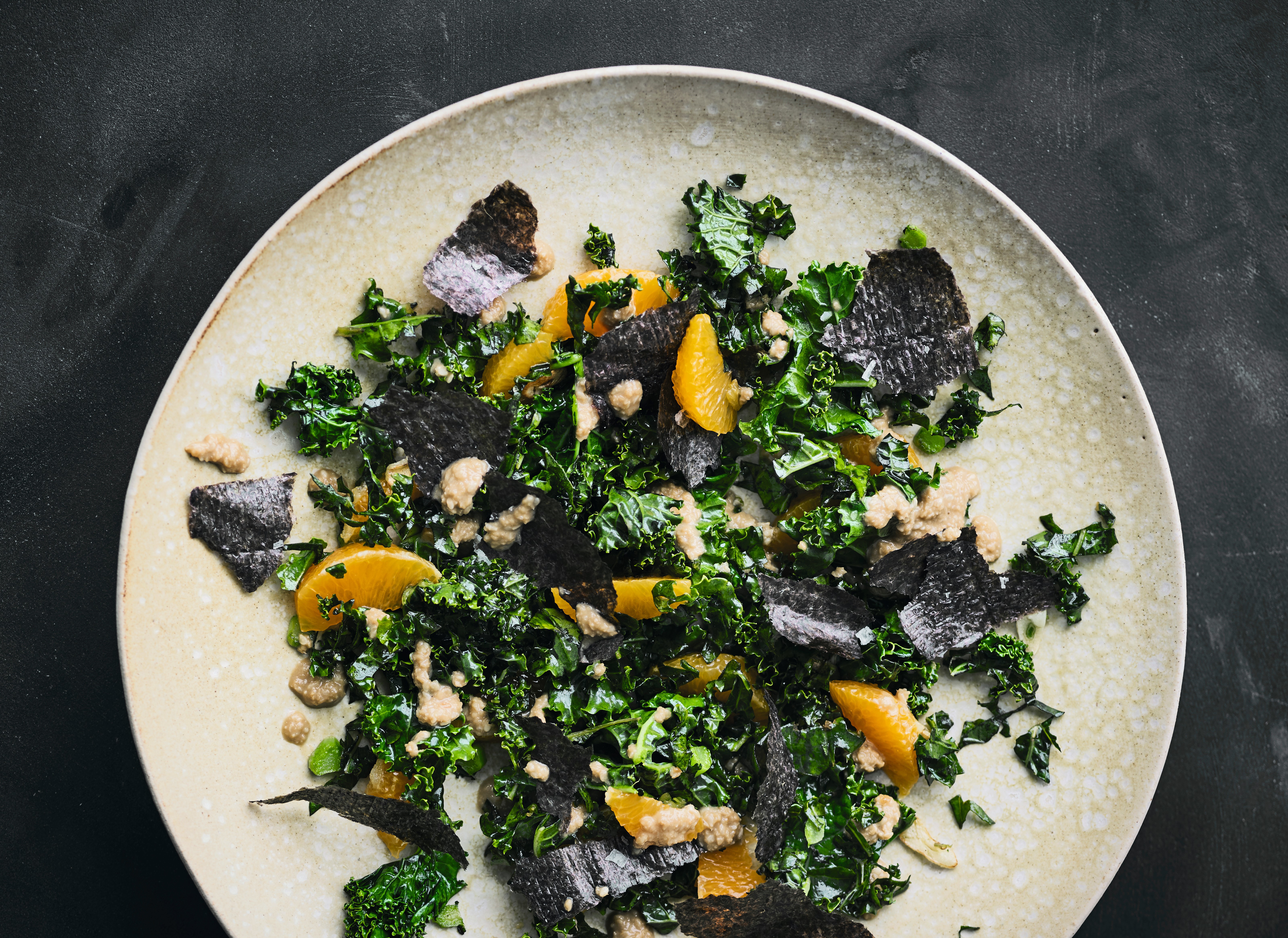 Opskrift på grønkålssalat med clementiner og sesamdressing