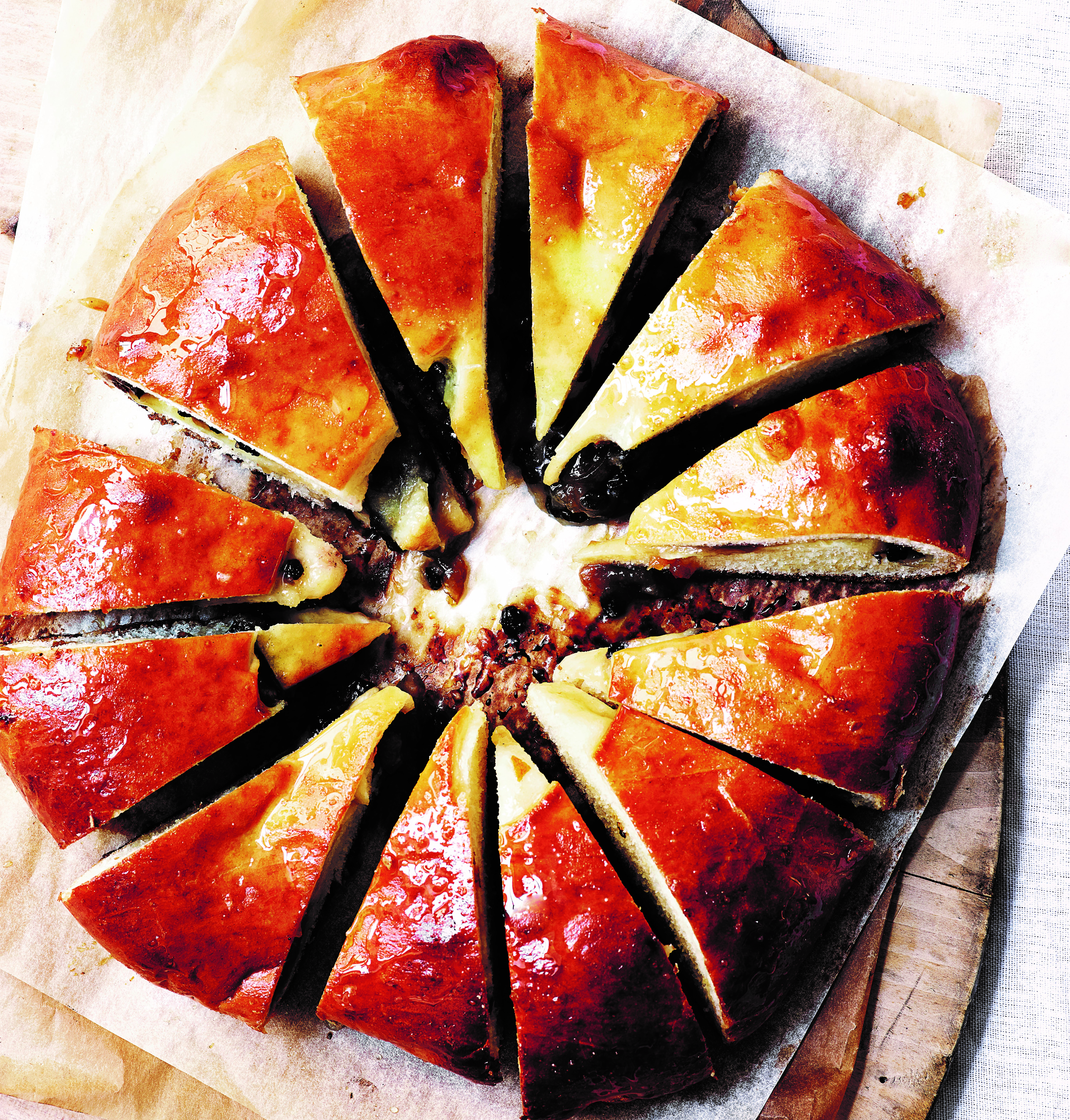 Opskrift på julekage med mirabellekompot, korender og kardemomme