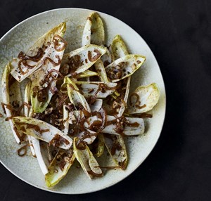 Opskrift på julesalat med stegte løg og croutoner