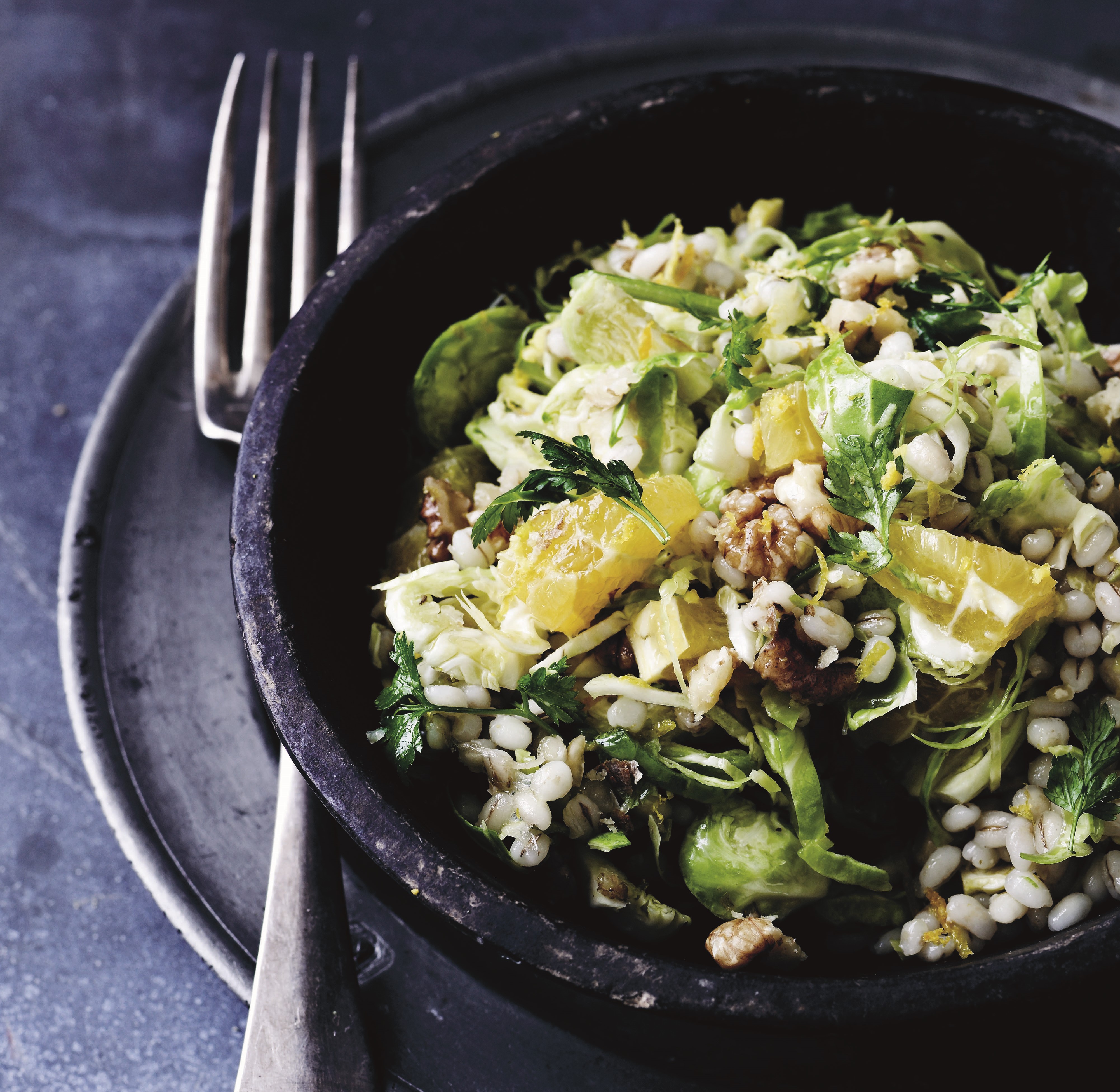 Opskrift på perlebygsalat med rosenkål og appelsin