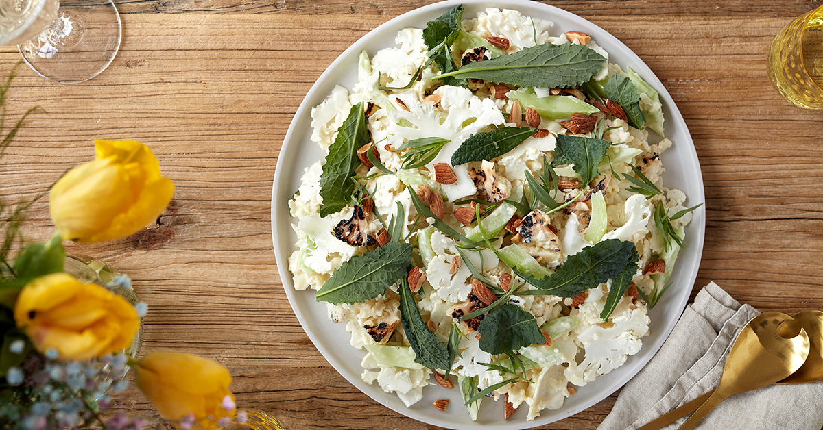 Blomkåls salat på blancherede og rå blomkål toppet med mandler