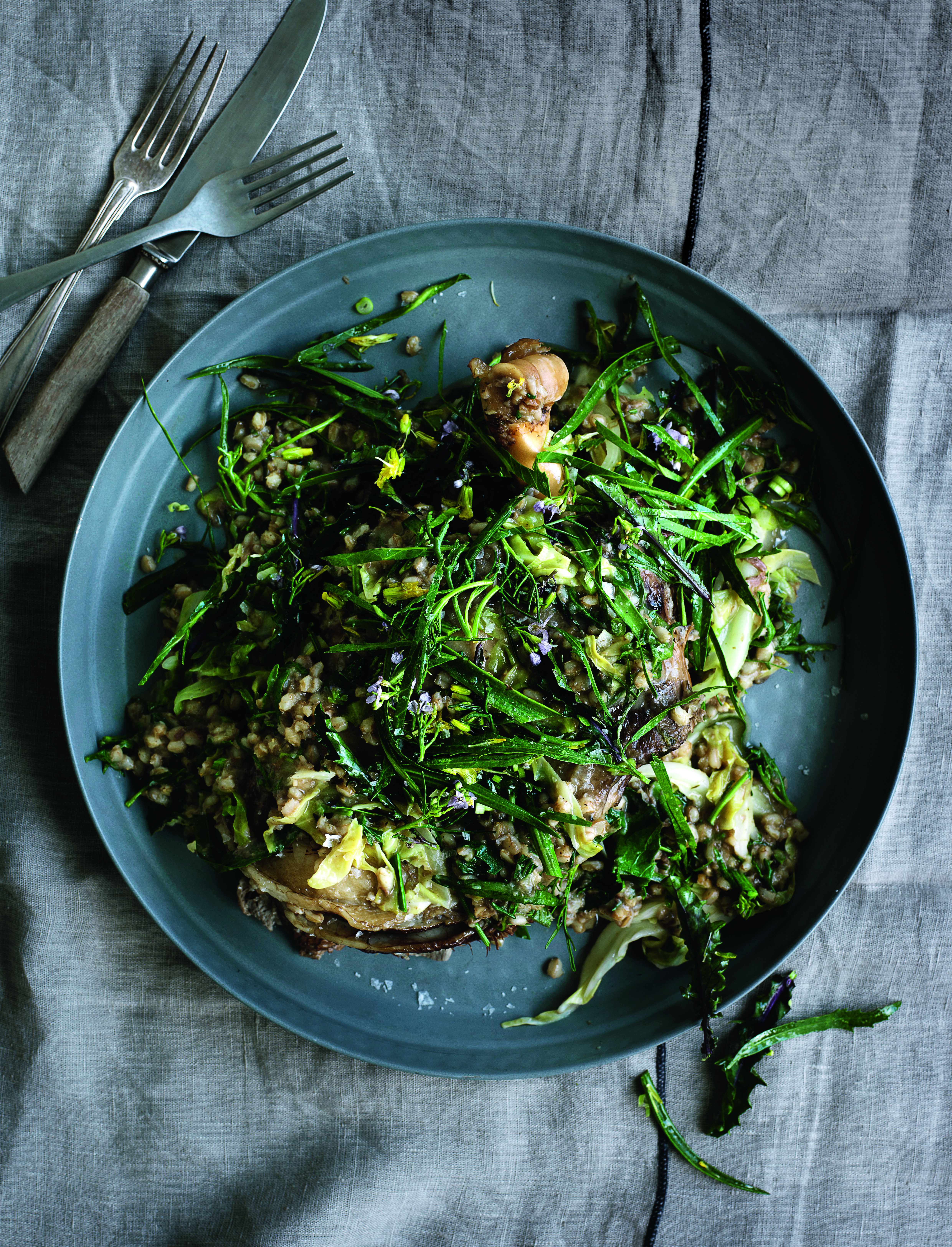 Lam med perlebyg, strandurter og spidskål