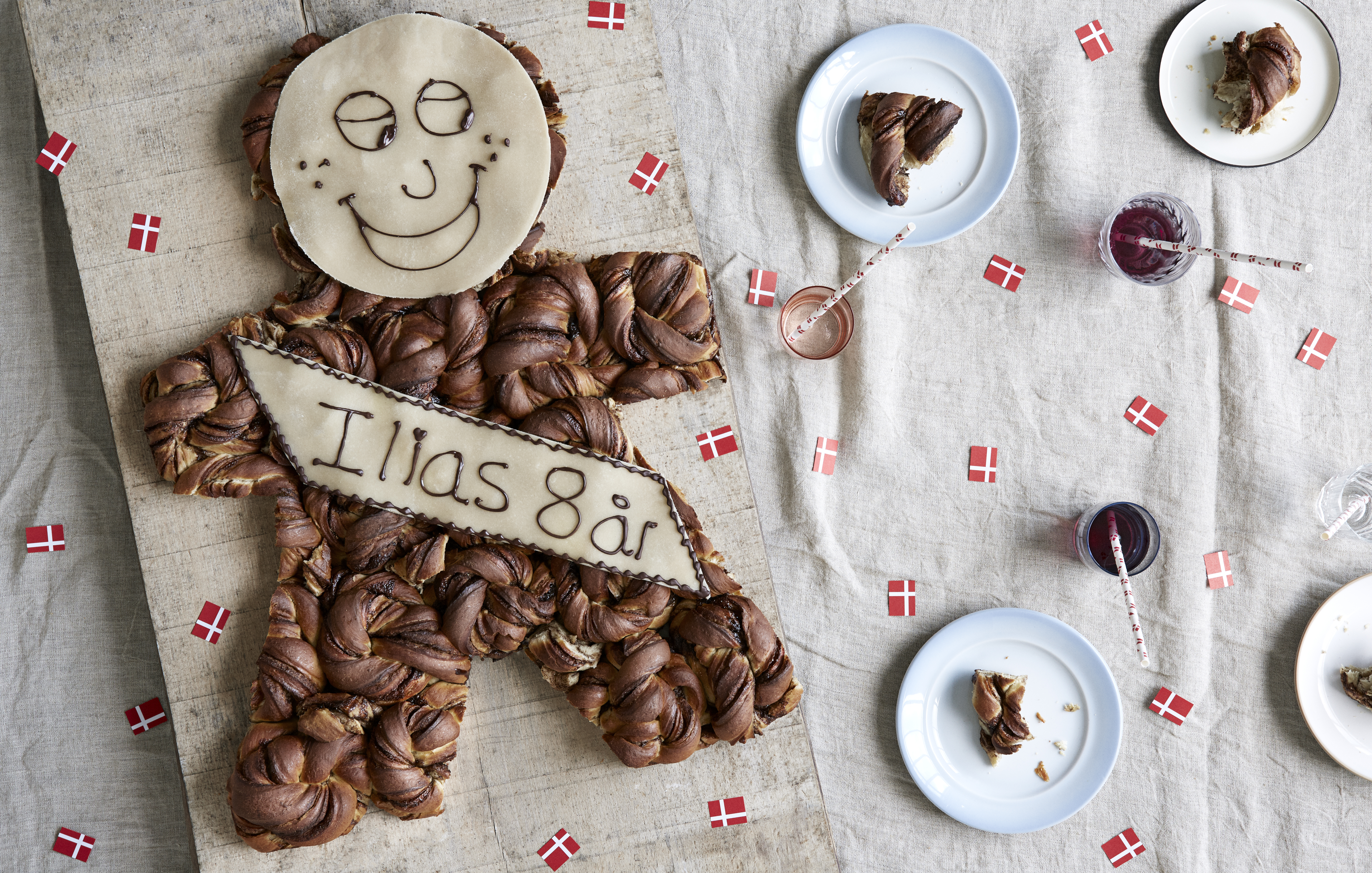 Kagemand af kanelsnurre til fødselsdag med marcipan og navn